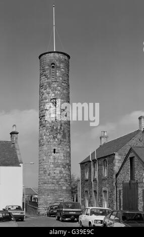 C11th freistehende Rundturm der irischen Stil in Abernethy Kirchhof, Perthshire: 22m hoch, umgebaut auf 12 natürlich ein früher Basis. Stockfoto