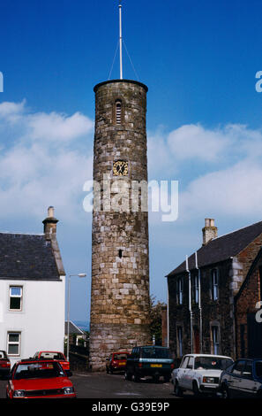 C11th freistehende Rundturm der irischen Stil in Abernethy Kirchhof, Perthshire: 22m hoch, umgebaut auf 12 natürlich ein früher Basis. Stockfoto