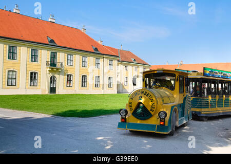Kinder-Miniatur-Eisenbahn für Ihren Besuch auf dem Schloss Schönbrunn in Wien Stockfoto