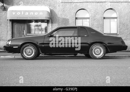 Porvoo, Finnland - 7. Mai 2016: Ford Thunderbird steht neunte Generation auf der Straße geparkt. Es ist ein Luxus-Coupé Stockfoto