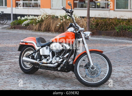 Stockholm, Schweden - 4. Mai 2016: Glänzende rote Straßenmotorrad mit verchromten Details von Harley-Davidson Motor Company steht geparkten Stockfoto