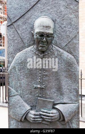 Bronze von Derek Worlock, bildet Teil der Sheppard-Worlock Statue von Stephen Broadbent in Hope Street, Liverpool. Stockfoto