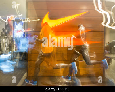 Nike Athletic Kleidung Display, Macys Kaufhaus, Herald Square, New York Stockfoto