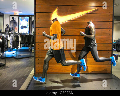 Nike Athletic Kleidung Display, Macys Kaufhaus, Herald Square, New York Stockfoto