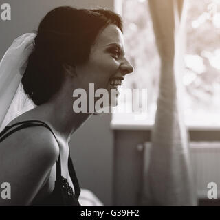 Braut sitzt und auf der Suche nach irgendwo Stockfoto