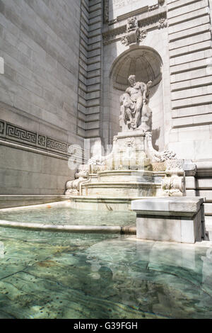 Wahrheit aus Marmor Figur und Brunnen, Stephen A. Schwarzman Building NYPL, NYC Stockfoto