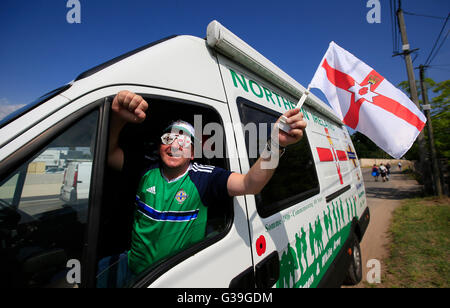 Nördlichen irischen Fußball-Fans aus Ballymena erreichen die Nordirland Nationalmannschaft Trainingslager in St-Georges-de-Reneins, Frankreich. Stockfoto