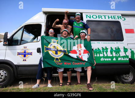 Nördlichen irischen Fußball-Fans aus Ballymena erreichen die Nordirland Nationalmannschaft Trainingslager in St-Georges-de-Reneins, Frankreich. Stockfoto