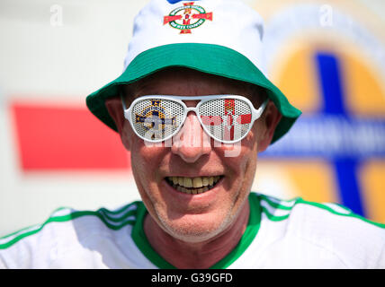 Nördlichen irischen Fußball-Fans aus Ballymena erreichen die Nordirland Nationalmannschaft Trainingslager in St-Georges-de-Reneins, Frankreich. Stockfoto