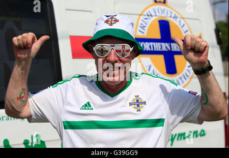 Nördlichen irischen Fußball-Fans aus Ballymena erreichen die Nordirland Nationalmannschaft Trainingslager in St-Georges-de-Reneins, Frankreich. Stockfoto