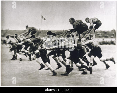 Hitler-Jugend-Spiele während der Nürnberg-Rallyes.  Zehn Jahre später, die sie in Russland sterben würde.      Datum: 1933 Stockfoto