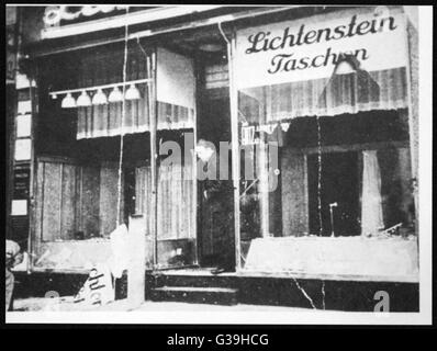 NIGHT OF THE BROKEN GLASS eine Reihe von Terroranschlägen wurden auf jüdische Synagogen und Geschäfte gemacht.  Dieses Foto zeigt die zertrümmerte Schaufenster am folgenden Tag.     Datum: 9. November 1938 Stockfoto