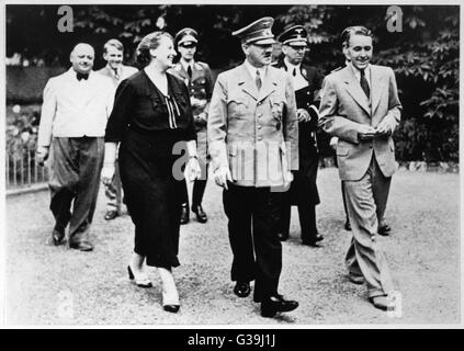 ADOLF HITLER mit Winifred Wagner und ihre Söhne Wieland (rechts) und Wolfgang (links) in Bayreuth im Juli 1938 Datum: Juli 1938 Stockfoto