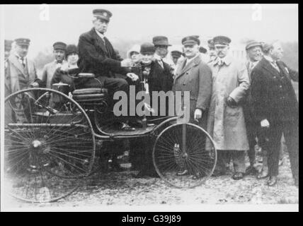 Carl Friedrich Benz, deutscher Ingenieur und Pionier beim Bau von Kraftfahrzeugen, mit seinen ursprünglichen Motorwagen in München im Jahre 1925 Datum: 1893 Stockfoto