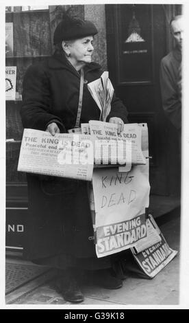 Eine Frau verkauft die Evening Standard Zeitung verkündet den Tod von George VI Date: 1952 Stockfoto