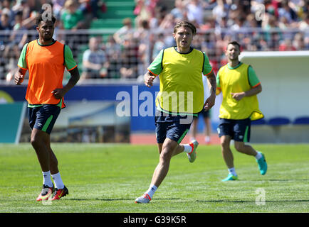 Republik Irland Cyrus Christie (links) und Republik von Irland Jeff Hendrick (rechts) während einer Trainingseinheit im Stade de Montbauron, Versailles. PRESSEVERBAND Foto. Bild Datum: Donnerstag, 9. Juni 2016. Sehen Sie PA Geschichte Fußball Republik. Bildnachweis sollte lauten: Chris Radburn/PA Wire. Einschränkungen: Verwendung Beschränkungen unterworfen. Nur zur redaktionellen Verwendung. Buch und Zeitschrift Vertrieb zugelassenen bietet nicht nur gewidmet ein Team/Spieler/Partie. Keine kommerzielle Nutzung. Rufen Sie + 44 (0) 1158 447447 für weitere Informationen. Stockfoto