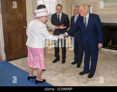 Königin Elizabeth II empfängt Chief Executive von der Commonwealth Games Federation David Grevemberg (links), Direktor der Royal Commonwealth Society Michael Lake (Mitte) und Generalsekretär des Commonwealth lokale Regierung Forum Carl Right (rechts) bei der Ankunft in Marlborough House, London, um eine neue Commonwealth-Drehscheibe zu starten. Stockfoto