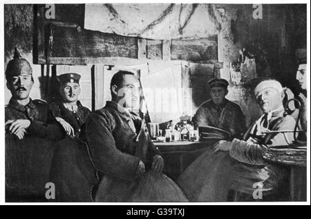 Adolf Hitler als Firma Läufer mit Kameraden in einem Tierheim Flandern zunächst auf Links mit Helm, 20. Dezember 1914 Datum: 1914 Stockfoto