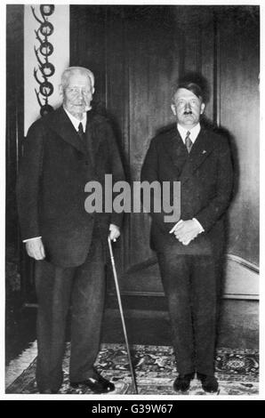 PAUL VON HINDENBURG mit Adolf Hitler in den frühen 1930er Jahren Datum: 1847-1934 Stockfoto