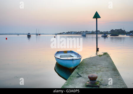 Ein altes Ruderboot auf einem Steg am Mudeford Quay in Christchurch in Dorset Stockfoto