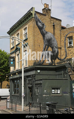 Das Victoria Inn Bellenden unterwegs in Peckham. Zeigt ein Wandbild von internationale Streetart-Künstler Roa, bekannt für seine Tierbilder Stockfoto