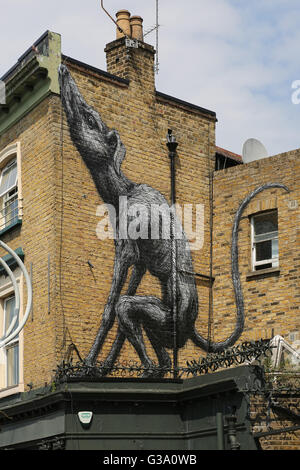 Wandbild eines Hundes auf der Victoria Inn, Bellenden Road, Peckham durch internationale Streetart-Künstler Roa, bekannt für seine Tierbilder Stockfoto