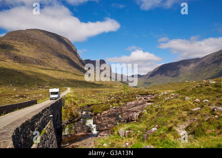 Wohnmobil Abstieg die Straße vom Bealach Na Ba.  Applecross Halbinsel, Ross und Cromarty, Schottland. Stockfoto