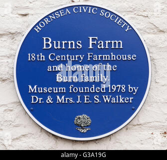 Hornsea Civic Trust blaue Tafel zum Gedenken an Verbrennungen Farm, Hornsea, East Yorkshire, England, UK. Stockfoto