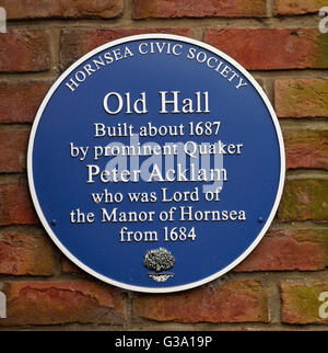 Hornsea Civic Trust blaue Plakette zum Gedenken an Old Hall, gebaut von Peter Acklam, Hornsea, East Yorkshire, England, UK. Stockfoto