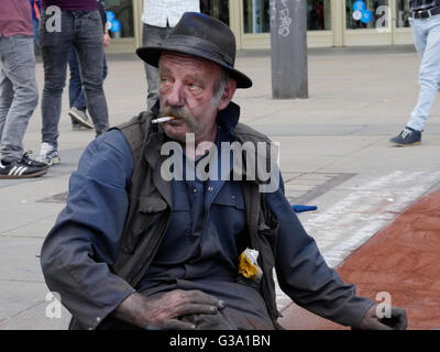 Straße Bürgersteig Künstler bei der Arbeit in Alexanderplatzes, Mitte, Berlin, Deutschland. Stockfoto