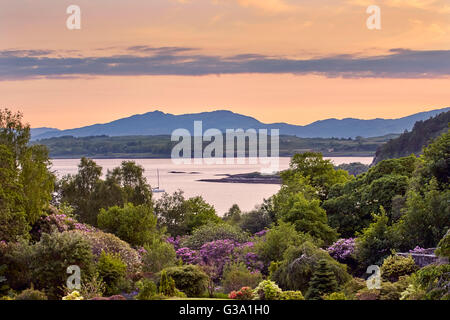 Loch Linnhe und Insel Lismore über Gärten von Druimneil House in der Abenddämmerung angesehen. Port Appin, Argyllshire, Schottland. Stockfoto