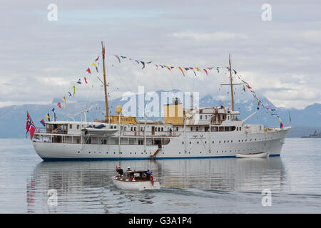 König Harald von Norwegen und Königin Sonja von Norwegen zurück zur norwegischen königlichen Yacht, KS Norge, nach einem Besuch in Harstad in Norwegen Stockfoto