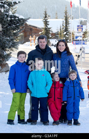 Kronprinz Frederik und Kronprinzessin Mary von Dänemark, mit ihren Kindern auf einen Ski-Urlaub in Verbier, Schweiz Stockfoto