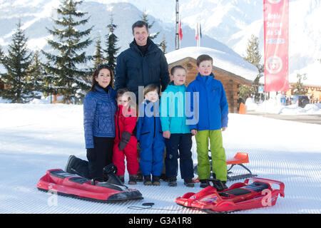 Kronprinz Frederik und Kronprinzessin Mary von Dänemark, mit ihren Kindern auf einen Ski-Urlaub in Verbier, Schweiz Stockfoto