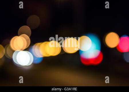 Abstract zu verwischen der roten und blauen Straßenbeleuchtung in der Nacht Stockfoto