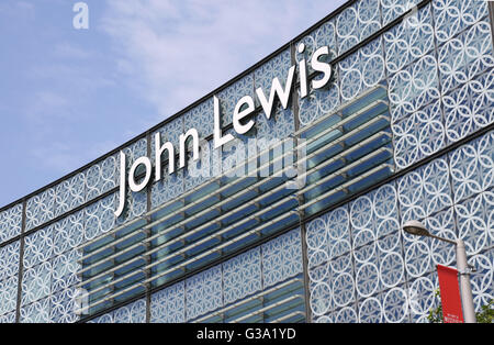 Außenansicht der John Lewis speichern im Einkaufszentrum Westfield Stratford in London, Vereinigtes Königreich. Nahaufnahme des Logos auf Glasfassade Stockfoto