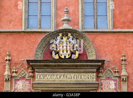 Prag, Tschechische Republik. Staromestske Namesti / Old Town Square. Detail über dem Eingang des alten Rathauses - Staromestske Radnice Stockfoto