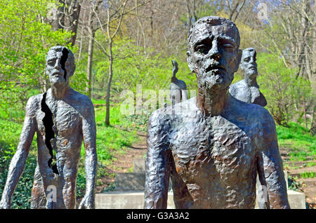 Prag, Tschechische Republik. Denkmal für die Opfer des Kommunismus 1948-89 (Pomník Obětem Komunismu) am Fuße der Petrin-Hügel... Stockfoto