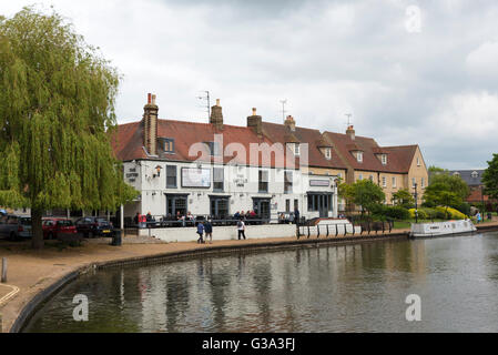 Der Cutter Inn und Riverside Restaurant am Fluss Great Ouse Ely Cambridgeshire England UK Stockfoto