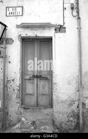 alten verschlossene Tür im Freien auf Straßenniveau Stockfoto