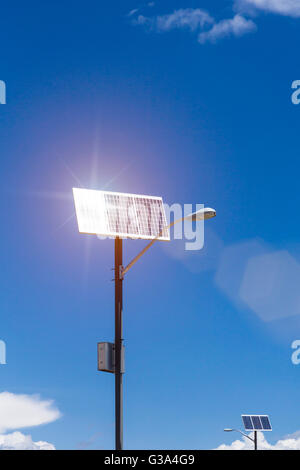 Solar-Panels auf Laternenmasten, die Nutzung von Sonnenlicht in elektrische Energie zu erzeugen. Jedes Licht hat eine eigene Stromaggregate. Stockfoto