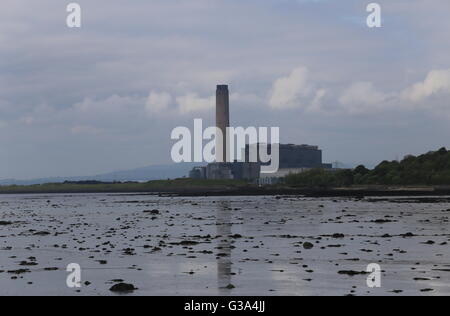 Longannet Kraftwerk spiegelt sich bei Ebbe Schottland Mai 2016 Stockfoto