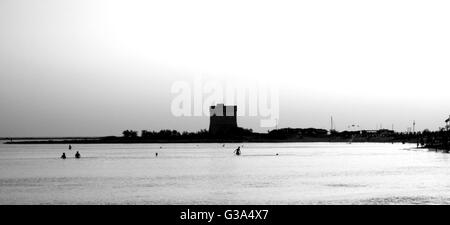 Bad im Meer in der Abenddämmerung Apulien, Italien Stockfoto