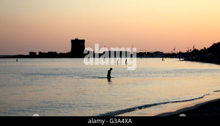 Bad im Meer in der Abenddämmerung Apulien, Italien Stockfoto