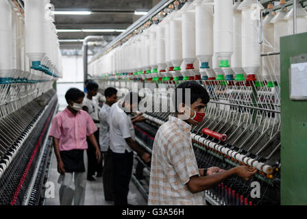 Bangladesch, Textilindustrie in Dhaka, Beximco Textilfabrik produzieren Jeans für den Export für westliche Discounter, Spinnstelle für die Produktion von Baumwollgarn aus Baumwolle - Spinnmaschine, Bekleidung Bekleidung Verarbeitung Stockfoto