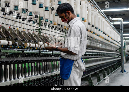 Bangladesch, Textilindustrie in Dhaka, Beximco Textilfabrik produzieren Jeans für den Export für westliche Discounter, Spinnstelle für die Produktion von Baumwollgarn aus Baumwolle - Spinnmaschine, Bekleidung Bekleidung Verarbeitung Stockfoto