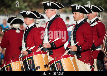 US Army Fife and Drum Corps Washington DC / WASHINGTON DC – das Fife and Drum Corps der US Army, gekleidet in Uniformen aus der Zeit des Unabhängigkeitskriegs, tritt während des Army Twilight Tattoo in der Joint Base Myer-Henderson Hall auf. Die Musiker spielen traditionelle Fünfzigern und Trommeln und demonstrieren historische Militärmusik als Teil dieses kostenlosen öffentlichen Wettbewerbs, der die Geschichte und Traditionen der US-Armee darstellt. Stockfoto