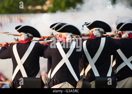 WASHINGTON DC, Vereinigte Staaten – Mitglieder des 3. US-Infanterieregiments, bekannt als „The Old Guard“, treten während des Twilight Tattoo der US Army in der Joint Base Myer-Henderson Hall auf. Die Soldaten, in Präzisionsuniformen gekleidet, demonstrieren ihre disziplinierten Übungen und zeremoniellen Fähigkeiten als Teil dieses freien, öffentlichen Militärwettbewerbs, der Geschichte und Tradition der Armee zeigt. Stockfoto