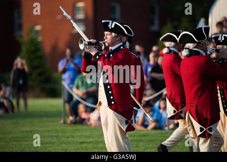 WASHINGTON DC, USA – das Fife and Drum Corps der US Army, gekleidet in Uniformen aus der Zeit des Unabhängigkeitskriegs, tritt während des Army Twilight Tattoo in der Joint Base Myer-Henderson Hall auf. Die Musiker spielen traditionelle Fünfzigern und Trommeln und demonstrieren historische Militärmusik als Teil dieses kostenlosen öffentlichen Wettbewerbs, der die Geschichte und Traditionen der US-Armee darstellt. Stockfoto