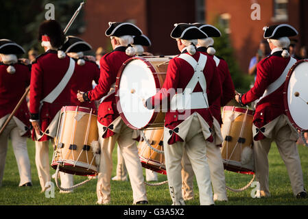 WASHINGTON DC, USA – das Fife and Drum Corps der US Army, gekleidet in Uniformen aus der Zeit des Unabhängigkeitskriegs, tritt während des Army Twilight Tattoo in der Joint Base Myer-Henderson Hall auf. Die Musiker spielen traditionelle Fünfzigern und Trommeln und demonstrieren historische Militärmusik als Teil dieses kostenlosen öffentlichen Wettbewerbs, der die Geschichte und Traditionen der US-Armee darstellt. Stockfoto